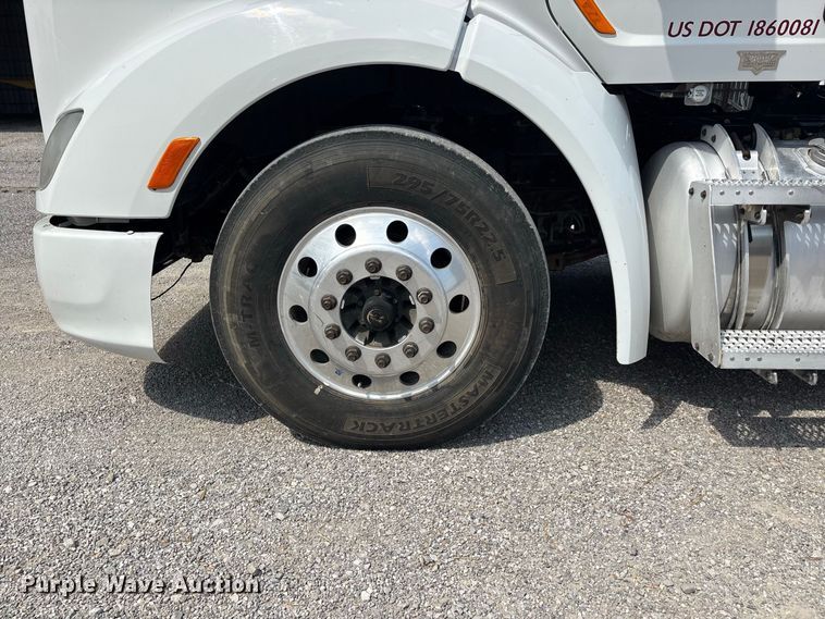 image for item ER3353 2018 Peterbilt 579 semi truck