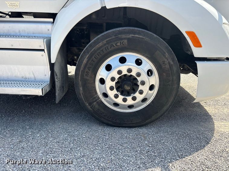 image for item ER3353 2018 Peterbilt 579 semi truck