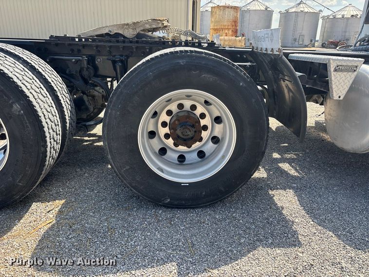 image for item ER3353 2018 Peterbilt 579 semi truck