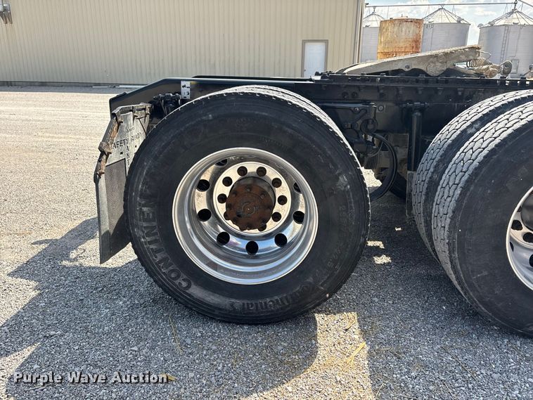 image for item ER3353 2018 Peterbilt 579 semi truck