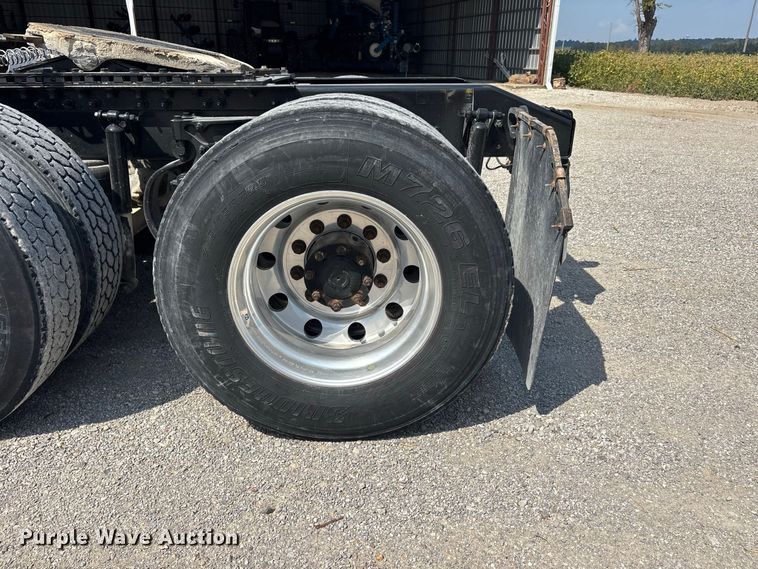 image for item ER3353 2018 Peterbilt 579 semi truck