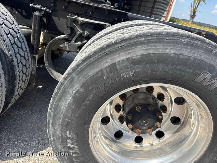 image for item ER3353 2018 Peterbilt 579 semi truck