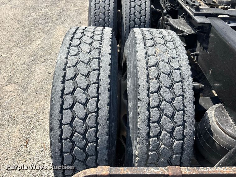 image for item ER3353 2018 Peterbilt 579 semi truck