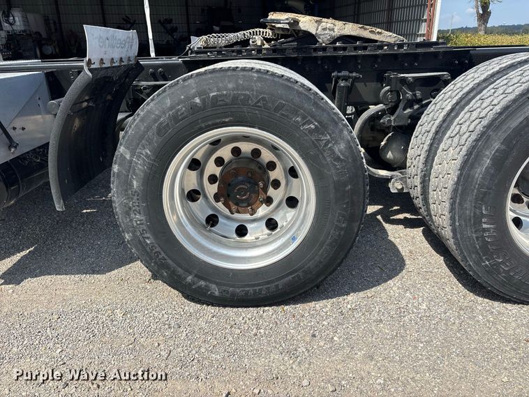 image for item ER3353 2018 Peterbilt 579 semi truck