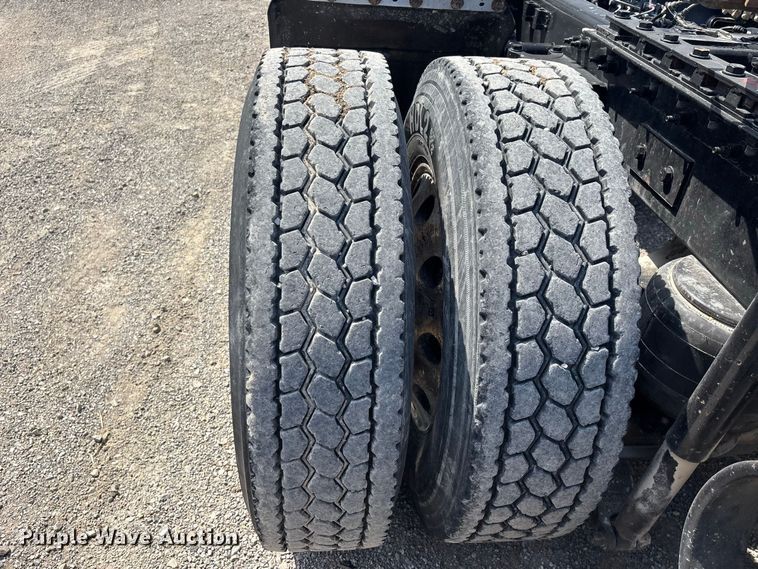 image for item ER3353 2018 Peterbilt 579 semi truck