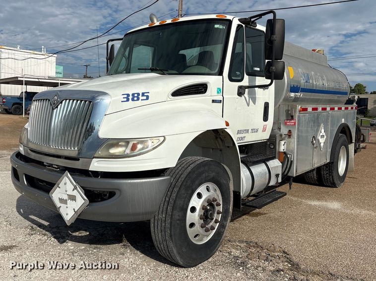 image for item ES8108 2009 International 4400 fuel truck