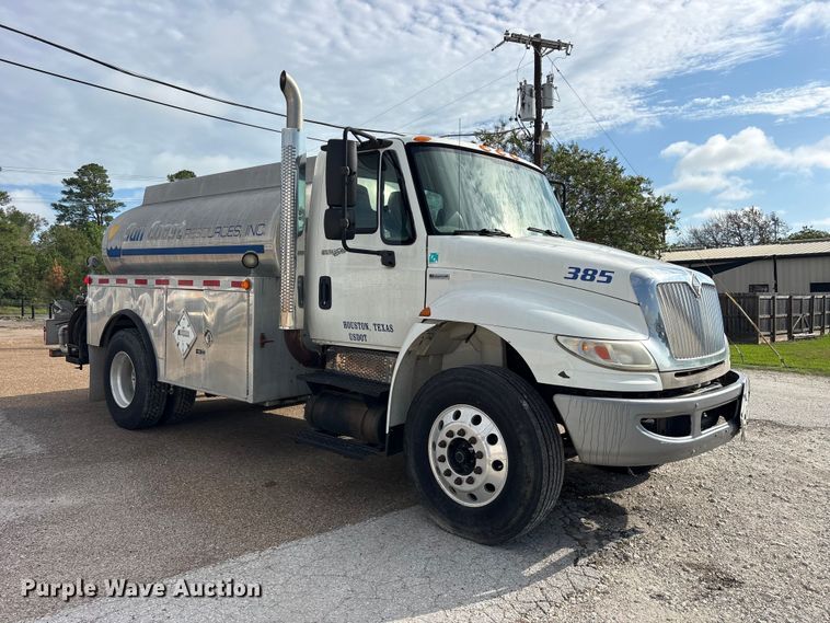 image for item ES8108 2009 International 4400 fuel truck