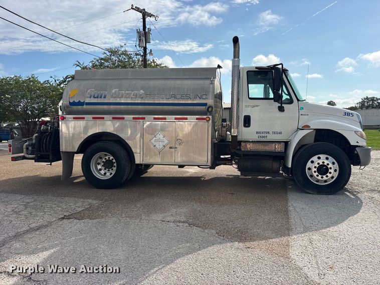 image for item ES8108 2009 International 4400 fuel truck