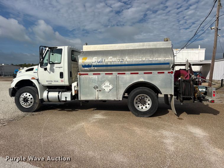 image for item ES8108 2009 International 4400 fuel truck