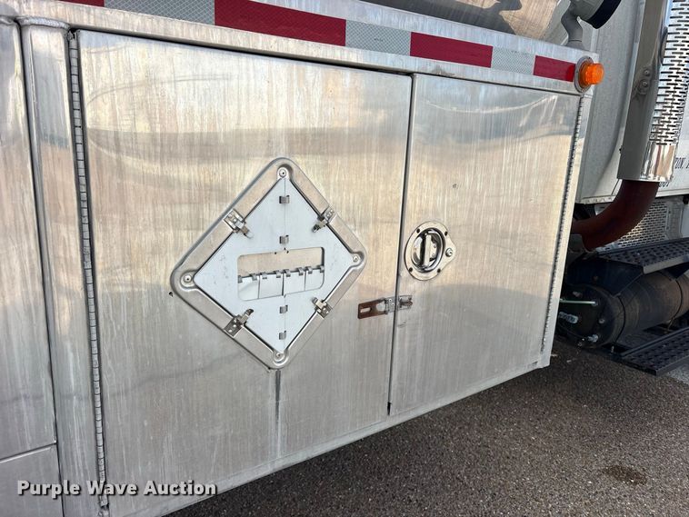 image for item ES8108 2009 International 4400 fuel truck