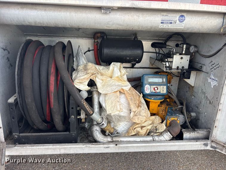 image for item ES8108 2009 International 4400 fuel truck