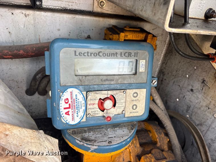 image for item ES8108 2009 International 4400 fuel truck