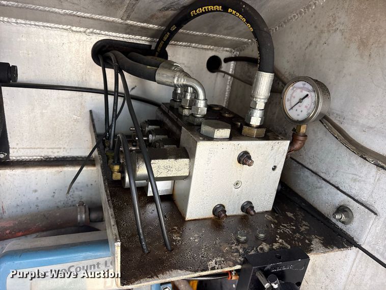 image for item ES8108 2009 International 4400 fuel truck