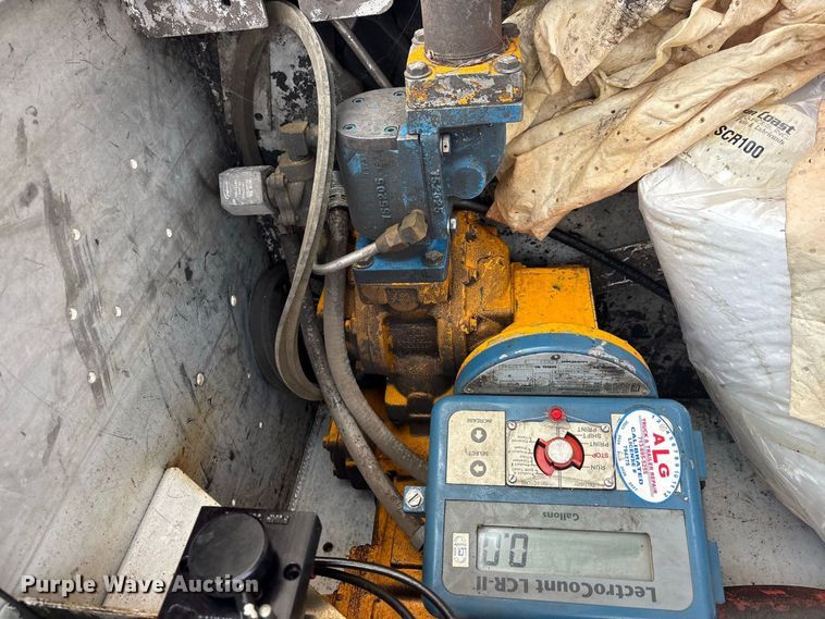 image for item ES8108 2009 International 4400 fuel truck