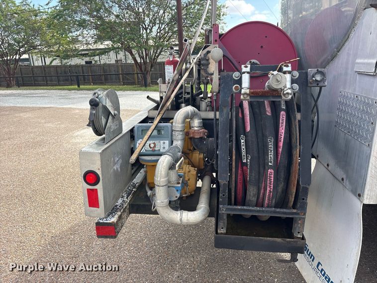 image for item ES8108 2009 International 4400 fuel truck
