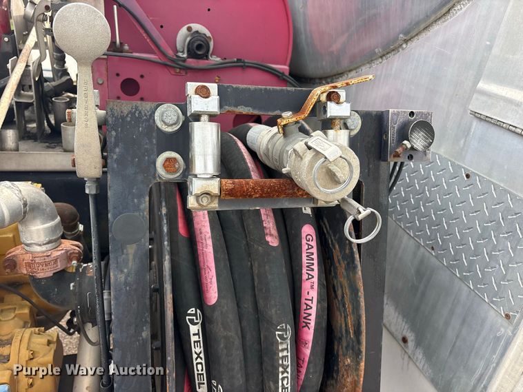 image for item ES8108 2009 International 4400 fuel truck