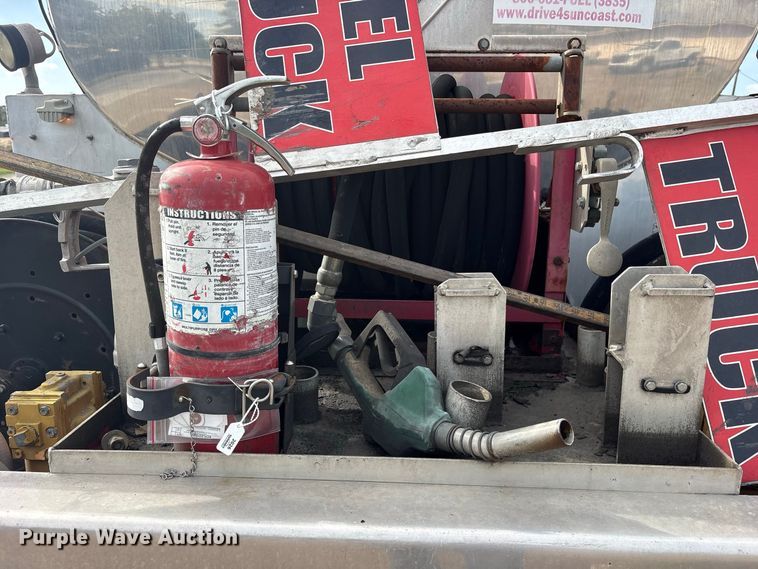 image for item ES8108 2009 International 4400 fuel truck