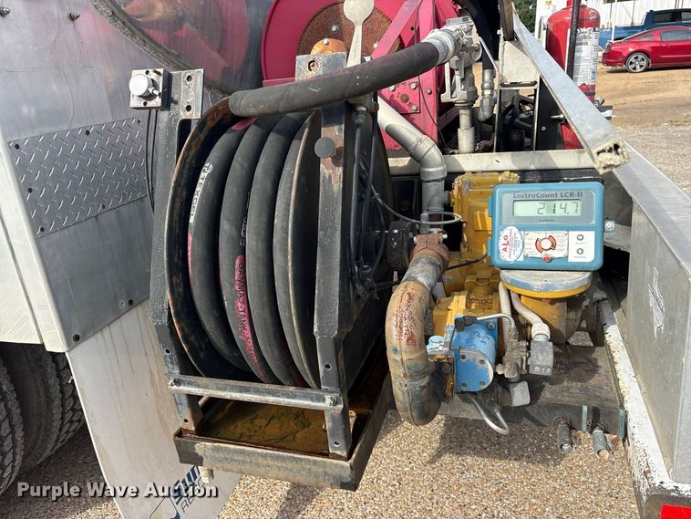 image for item ES8108 2009 International 4400 fuel truck
