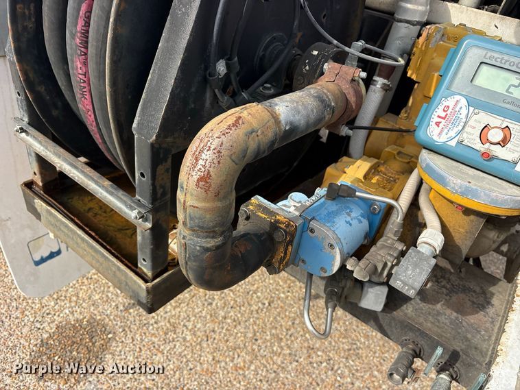 image for item ES8108 2009 International 4400 fuel truck