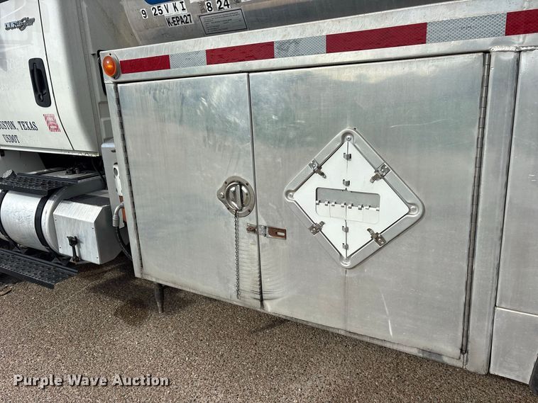 image for item ES8108 2009 International 4400 fuel truck