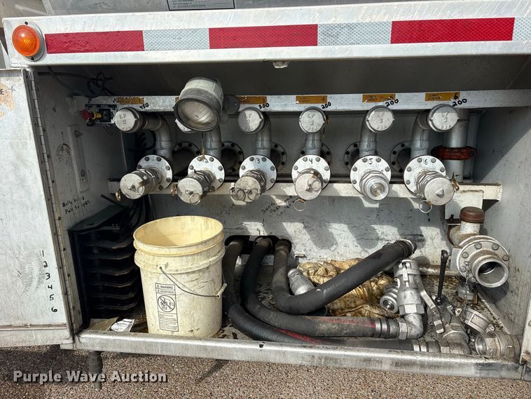 image for item ES8108 2009 International 4400 fuel truck