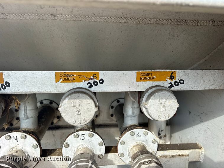 image for item ES8108 2009 International 4400 fuel truck