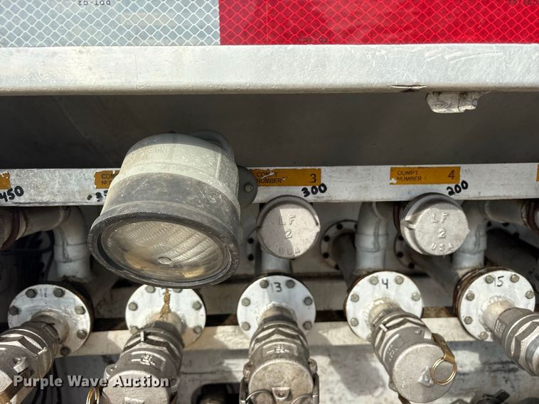 image for item ES8108 2009 International 4400 fuel truck