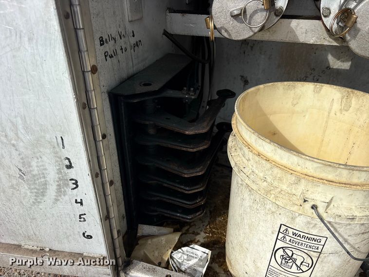 image for item ES8108 2009 International 4400 fuel truck
