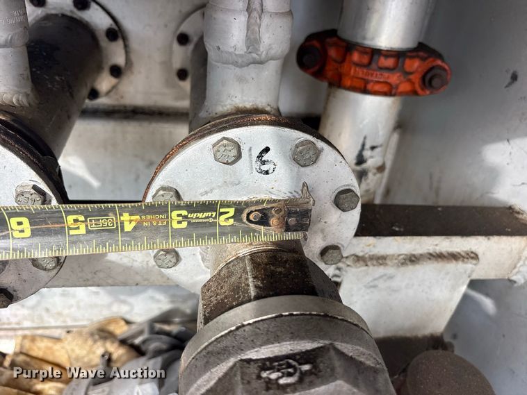 image for item ES8108 2009 International 4400 fuel truck