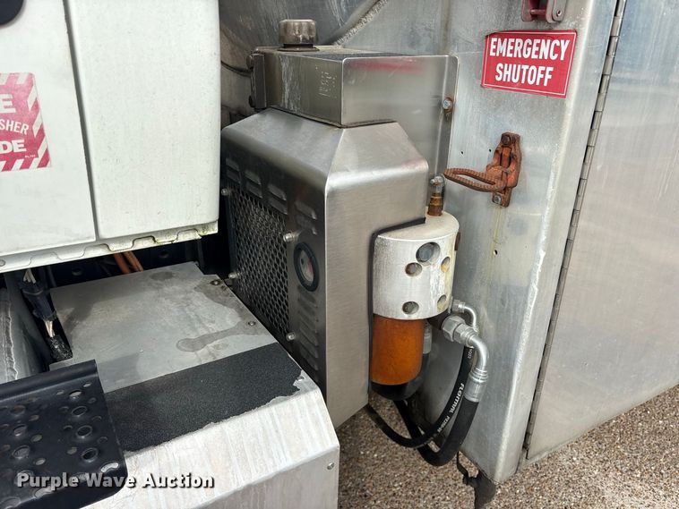 image for item ES8108 2009 International 4400 fuel truck