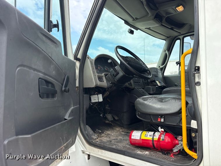 image for item ES8108 2009 International 4400 fuel truck