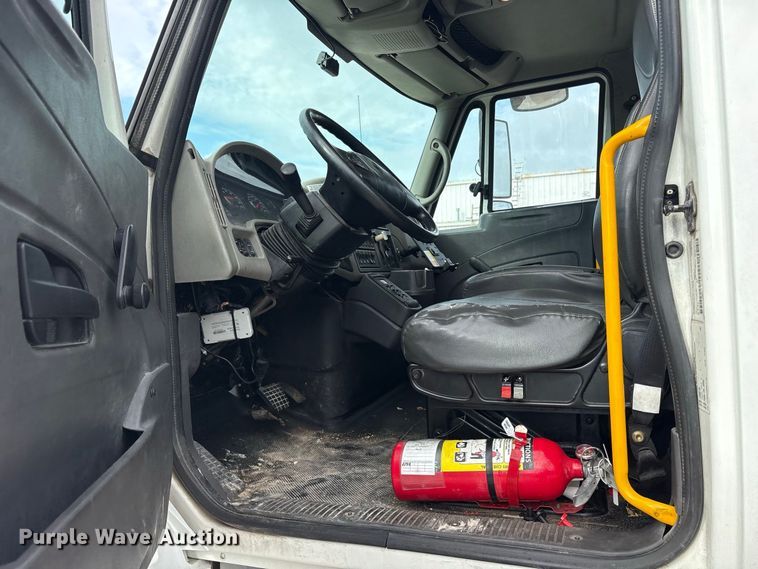 image for item ES8108 2009 International 4400 fuel truck