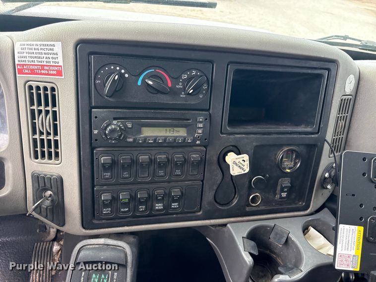 image for item ES8108 2009 International 4400 fuel truck