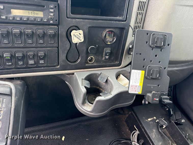 image for item ES8108 2009 International 4400 fuel truck
