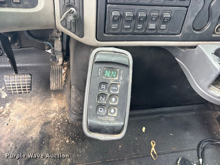image for item ES8108 2009 International 4400 fuel truck