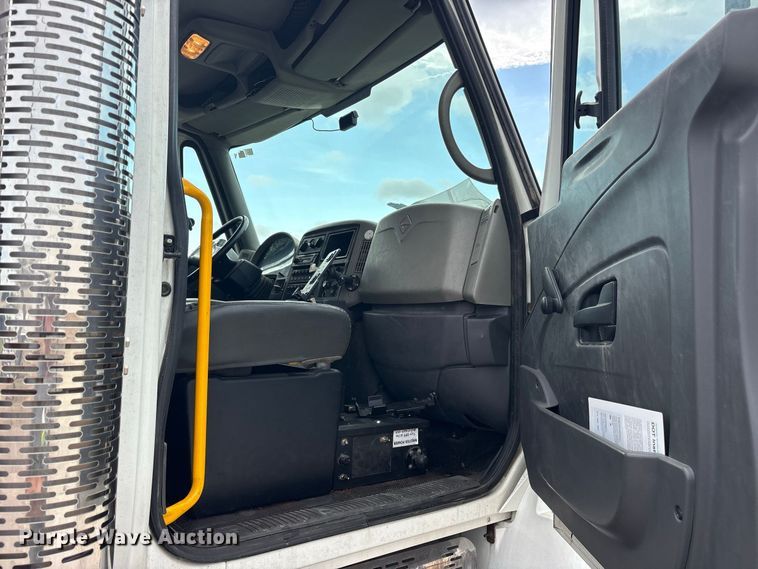 image for item ES8108 2009 International 4400 fuel truck