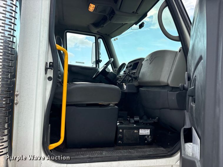 image for item ES8108 2009 International 4400 fuel truck