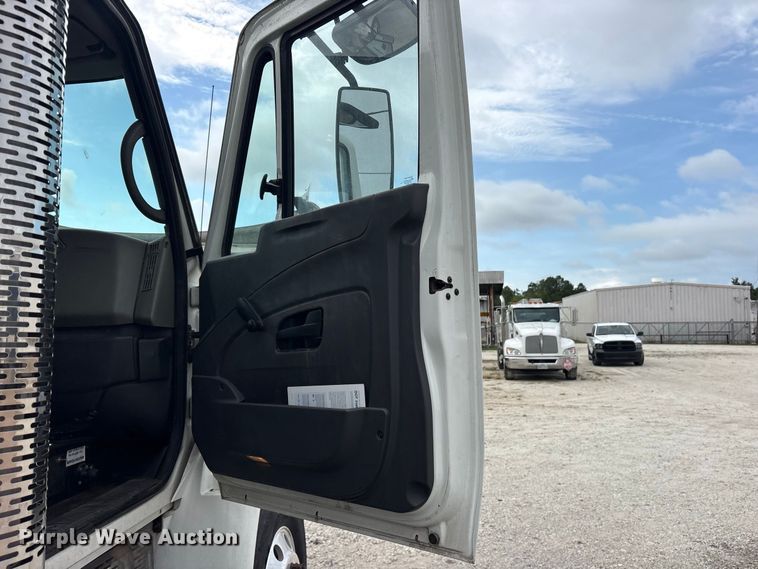 image for item ES8108 2009 International 4400 fuel truck