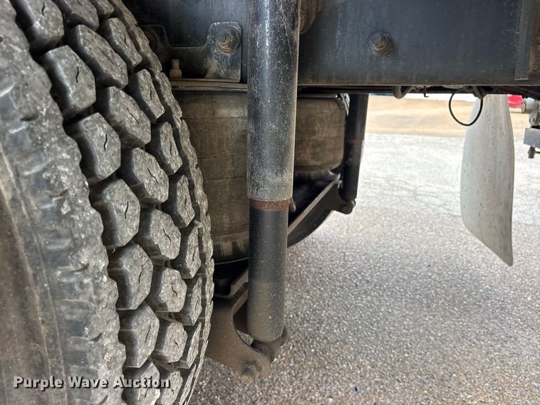 image for item ES8108 2009 International 4400 fuel truck