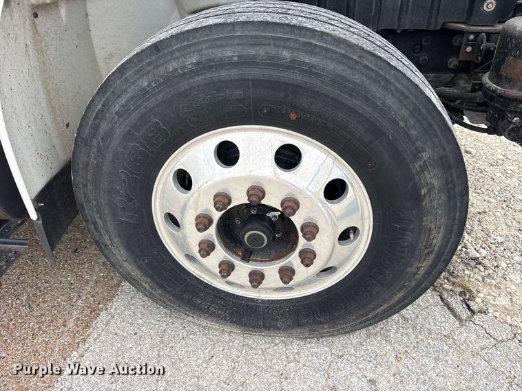 image for item ES8108 2009 International 4400 fuel truck