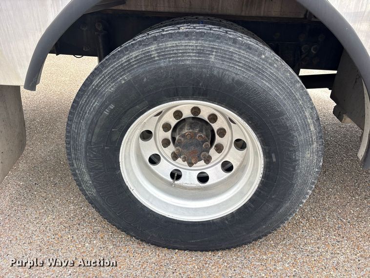image for item ES8108 2009 International 4400 fuel truck