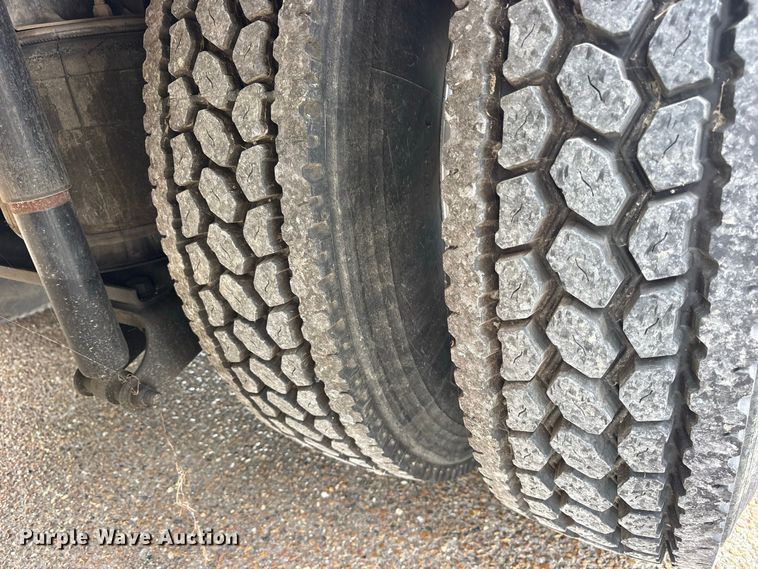 image for item ES8108 2009 International 4400 fuel truck