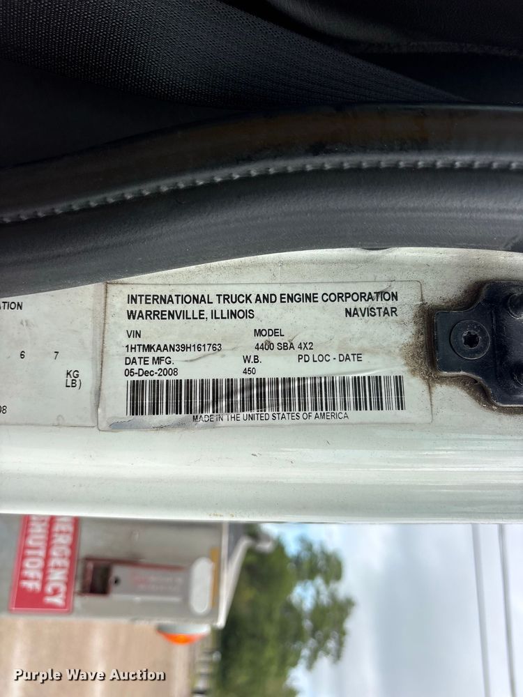 image for item ES8108 2009 International 4400 fuel truck