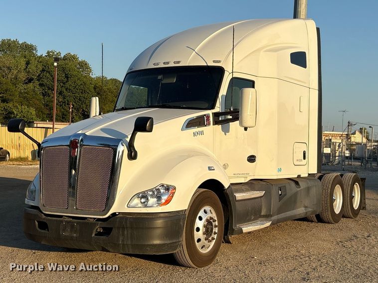 image for item ES8144 2019 Kenworth T680 semi truck