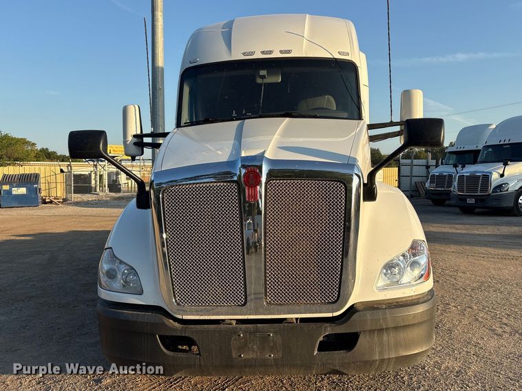 image for item ES8144 2019 Kenworth T680 semi truck