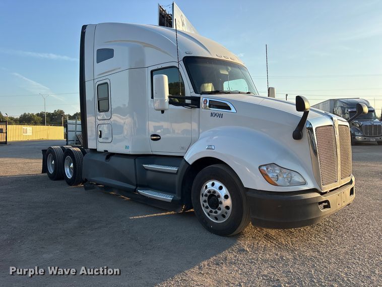 image for item ES8144 2019 Kenworth T680 semi truck