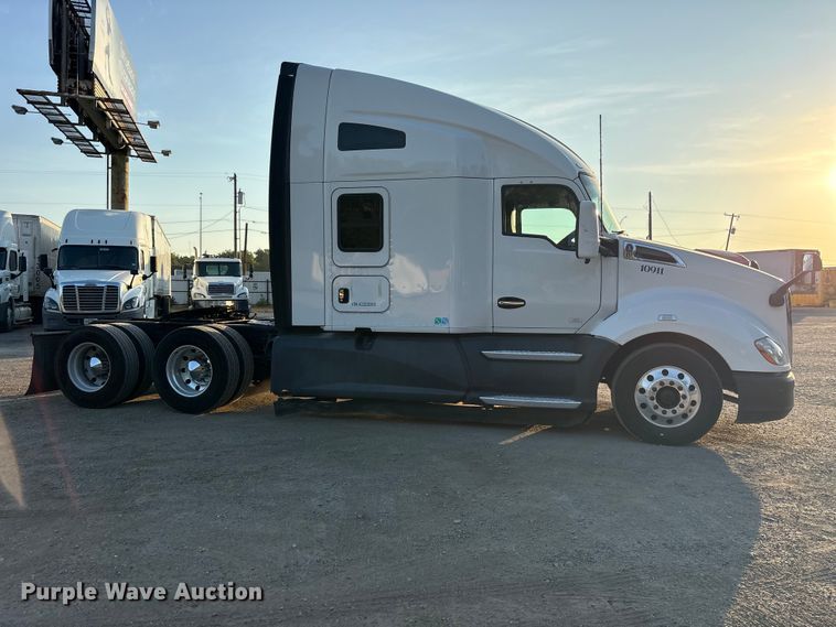 image for item ES8144 2019 Kenworth T680 semi truck