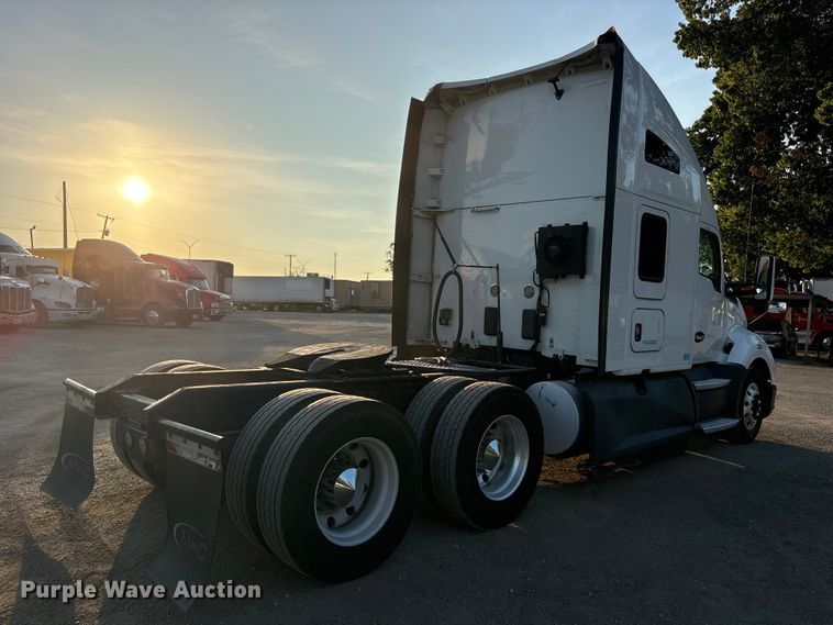 image for item ES8144 2019 Kenworth T680 semi truck
