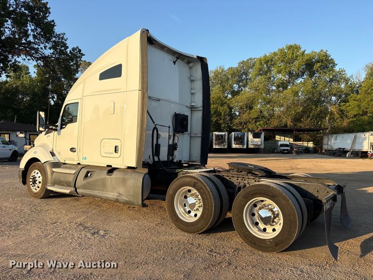 image for item ES8144 2019 Kenworth T680 semi truck