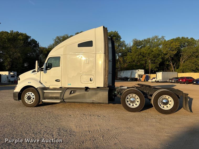 image for item ES8144 2019 Kenworth T680 semi truck